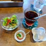 ルーカス - サラダ・付け合せ・アイスティー