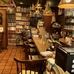 喫茶あかね - 店内、カウンター席、右手が厨房