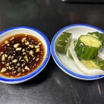王味 - 餃子のタレと漬物