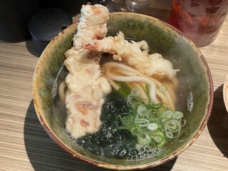 本町製麺所 本店 - うどん(温)竹輪・海老天・わかめ