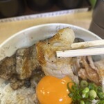 豚マニア丼 稲田屋 サン - 薄切り豚バラ肉もたくさん乗っています