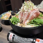 個室居酒屋 和食郷土料理 いち凛 - 黒豚とたっぷりもやしの葱塩鍋