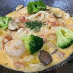 極楽うどん TKU - エビトマトクリームうどん