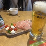 ジョリーパスタ - 生ビールと熟成生ハムとカプレーゼで乾杯なり♪