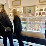 Gelateria Santa Trinita - 地元と思しき客で混み合っているジェラテリアです