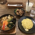 スープカレー GARAKU 千歳店 - 炙り生ラムのサイコロペッパー風味(辛さ5、ライス中、ナス、オクラ、5種のきのこトッピング)、りょうばあちゃんのザンギ、ラッシー(マンゴー)