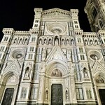 Gelateria Santa Trinita - 夜の大聖堂のファサードは白い大理石が輝いていました