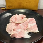 麺屋 七利屋 - 特製中華そばに入るバラチャーシューを変更 レアロースチャーシューにしたら今日は別皿で登場