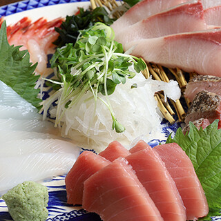 Dishes that go well with alcohol, including fresh seafood delivered directly from the market