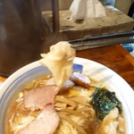 麺屋 悠 - ワンタン2種のひとつ…肉ワンタン、生姜ワンタンがある