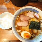 麺屋 悠 - 特製そば（大盛）とサービスの半ライス…ナルトが雰囲気だ♪トッピングはナルト、3種のチャーシュー、2種のワンタン、味玉ハーフカット、葱、海苔