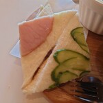 珈琲 ちゃ茶 - ハムときゅうりのスライスが挟まれ
マヨネーズが塗られてから
ホットサンドにされている

何故だろう❔
このホットサンドに化調の味わいがしちゃってる
微量だけど気になってしまう