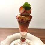 草莓温暖冰凉的芝士巴菲冰淇淋