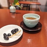 230197778 - サービスのほうじ茶と煮豆