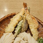 うどん 慎 - 海老と季節の野菜天ざる 天ぷら6種（海老2野莱4）