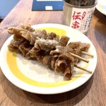 Shinjidai - 伝串、調味料がけ。