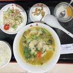 Shisen Ryouri Mago - 胡椒も効いて辛めのスープ。でも美味しい。