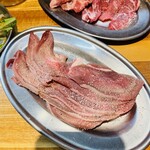 肉問屋直営 食肉市場 とんちゃん焼肉 大王 - タン(税込380円)