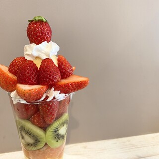 Attractive parfaits and Shaved ice made with plenty of seasonal fruits◎