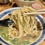 麺ハウス こもれ美 - 麺は中太ストレート麺、豚骨にしては太い。