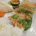 キッチン ブルー グローブ - トラウトサーモンをカット、カダイフを乗せます