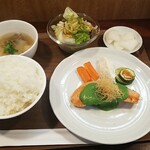 キッチン ブルー グローブ - トラウトサーモンのポワレ　白だし仕立ての法連草とクリームチーズのソース