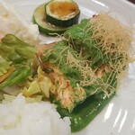 キッチン ブルー グローブ - トラウトサーモンをカット、カダイフも乗せます