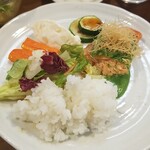 キッチン ブルー グローブ - ２度目のご飯、サラダを乗せて