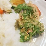 キッチン ブルー グローブ - 残り少ないトラウトサーモン