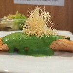 キッチン ブルー グローブ - 横から、カダイフが盛り上がっています