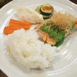 キッチン ブルー グローブ - ご飯を乗せて、ソースを吸わせます