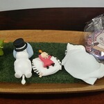 キッチン ブルー グローブ - ムーミン以外の置物があります