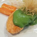 キッチン ブルー グローブ - トラウトサーモンのアップ