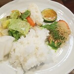 キッチン ブルー グローブ - ３度目のご飯、サラダ、お新香を乗せて