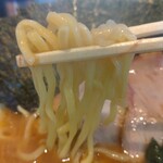 ラーメン 野良裏家 - 酒井製麺の平打ちタイプ