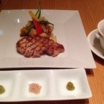 2013.12.10薬味には、左から山葵、藻塩、柚子胡椒、デミグラスソースが付きますが、肉が良過ぎて、山葵ですら肉の邪魔をします(感動の味)