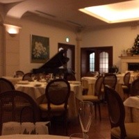 エトゥルスキ - 1F。まさに結婚式場のような雰囲気。