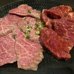 焼肉酒家 傳々 - ロース（左）、ハラミ（右）