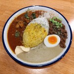スパイス マッシュ - 3種全部のあいがけカレー(和出汁チキンカレーと香味野菜カレーとシーフードグリーンカレー)ご飯大盛り