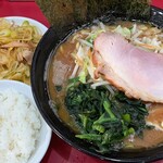 ラーメン 杉田家 - 中盛り、野菜、ネギチャーシュー、ライス