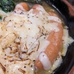 ヌードルハーツ - トッピングのモッツァレラチーズとウインナー