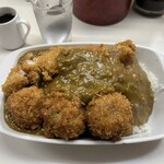 ライスカレー まんてん - 小さく見える？いえいえ、深皿だし、揚げシュウマイがデカいのよ〜