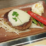 きゅうろく　鉄板焼屋 - こだわりの黒毛和牛100％ハンバーグ《レギュラー》（\980、ソースはゴルゴンゾーラ、2013年12月）