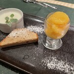 ビストロミモザ - デザートたち。白いのはコーヒープリン。白いのにコーヒーとか驚きっすわ