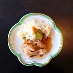 秋田車屋 - 梅の形をした器に盛られた「しょうが焼き」