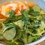 BETELNUT THAI VIETNAMESE DIMSUM - 日替わりのアジアンヌードルは自家製チャーシュー麺。塩麹っぽい味の炙りチャーシュー。ハーブが山盛り。