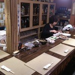 虹河 - もう一人の女性が毎日カウンターに色んな料理が並べられている準備中！
