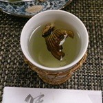 虹河 - 干したヒレを炙り熱ちちの酒燗をいれふたをし3分経ったら火をつけアルコール分を飛ばし！う～ん！ひれ酒最高です