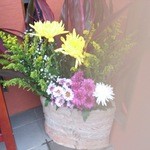 虹河 - お店の前に毎朝、女性の方が花を生けられるそうです。お・も・て・な・し　！