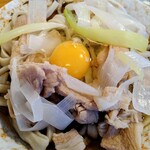 角萬 - 温かい肉南そば大盛のにくましに玉落とし